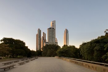 De fondo, los edificios de