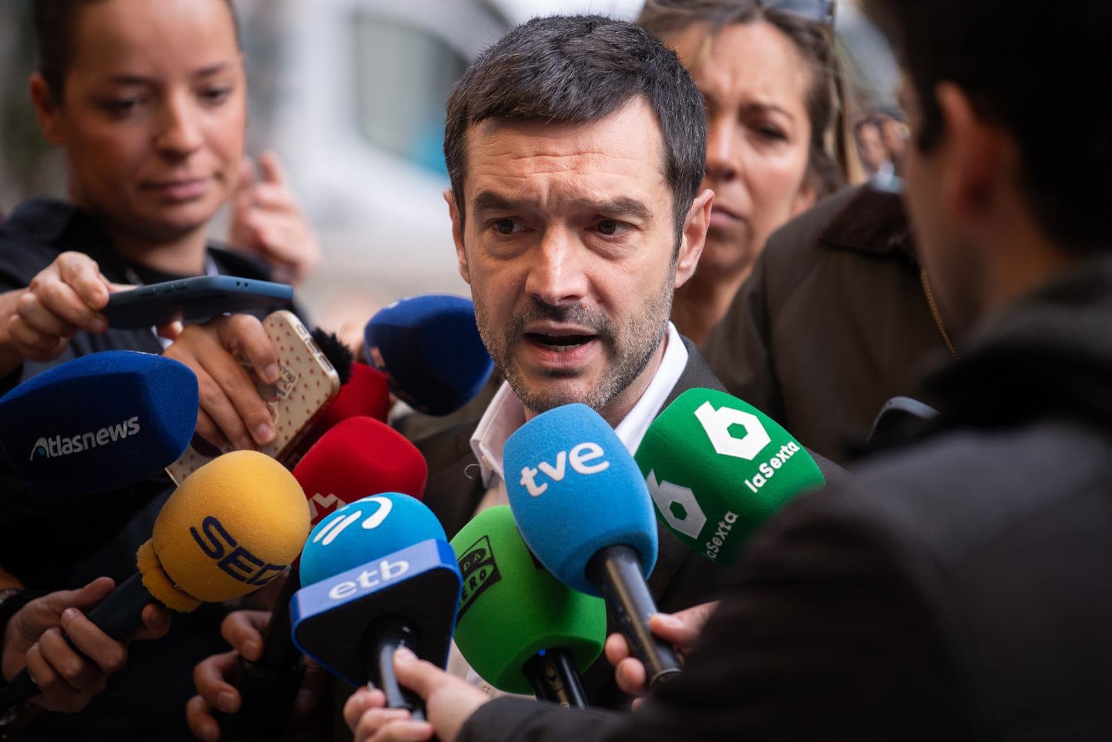 Bustinduy dice que Frente Amplio tendrá papeleta en todo el país pero Delgado alude a "geometría variable" por CCAA