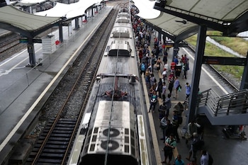Passageiros esperam trem na estação do Maracanã, em meio ao surto de coronavírus, no Rio de Janeiro, Brasil, 9 de abril de 2020. REUTERS/Pilar Olivares