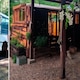 Compró un colectivo abandonado, lo trasladó hasta un lote en Villa Calamuchita y lo transformó en su hogar: el antes y el después