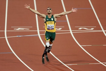 Juegos Paralímpicos de Londres 2012: el sudafricano Oscar Pistorius celebra la conquista del oro en los 400 metros (Action Images vía Reuters/Steven Paston)