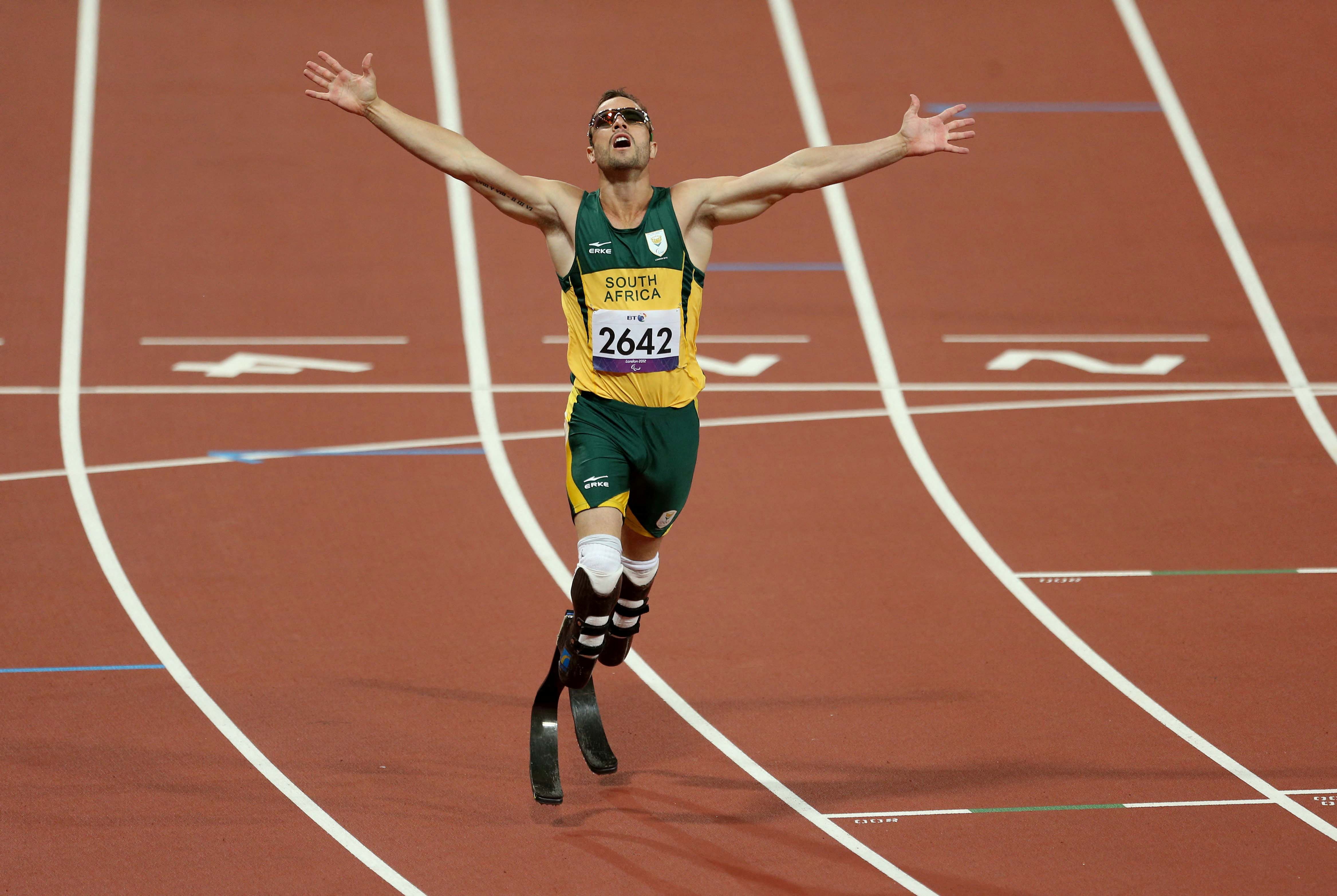 Juegos Paralímpicos de Londres 2012: el sudafricano Oscar Pistorius celebra la conquista del oro en los 400 metros (Action Images vía Reuters/Steven Paston)