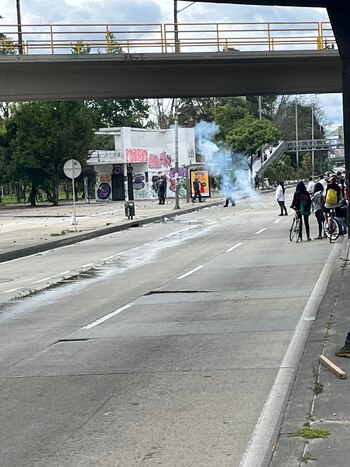 Encapuchados lanzan artefactos explosivos en la Nacional.
Foto: Cesar Fuquen