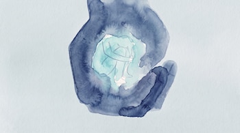 Ilustración en acuarela azul con el trazo de una persona en posición fetal sobre fondo claro, rodeada por manchas con forma de manos.
