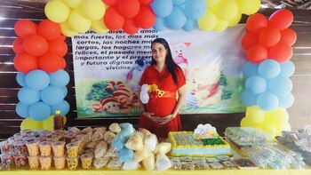 La joven mamá estaba muy