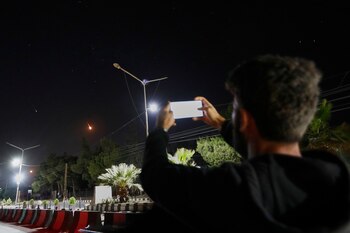 Un sirio usa su celular