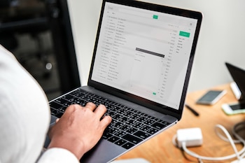 Siempre se debe verificar quién envió el mensaje.