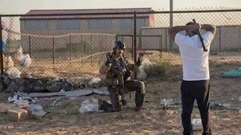 Un soldado en uniforme militar