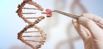 Una hebra de ADN, una mano enguantada de blanco, pinzas de metal, y un fragmento rojo de material genético siendo manipulado