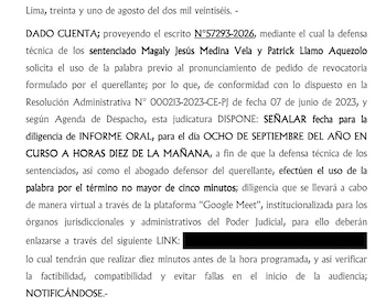 Documento impreso con texto en español que incluye nombres de partes procesales y un enlace tachado con una franja negra