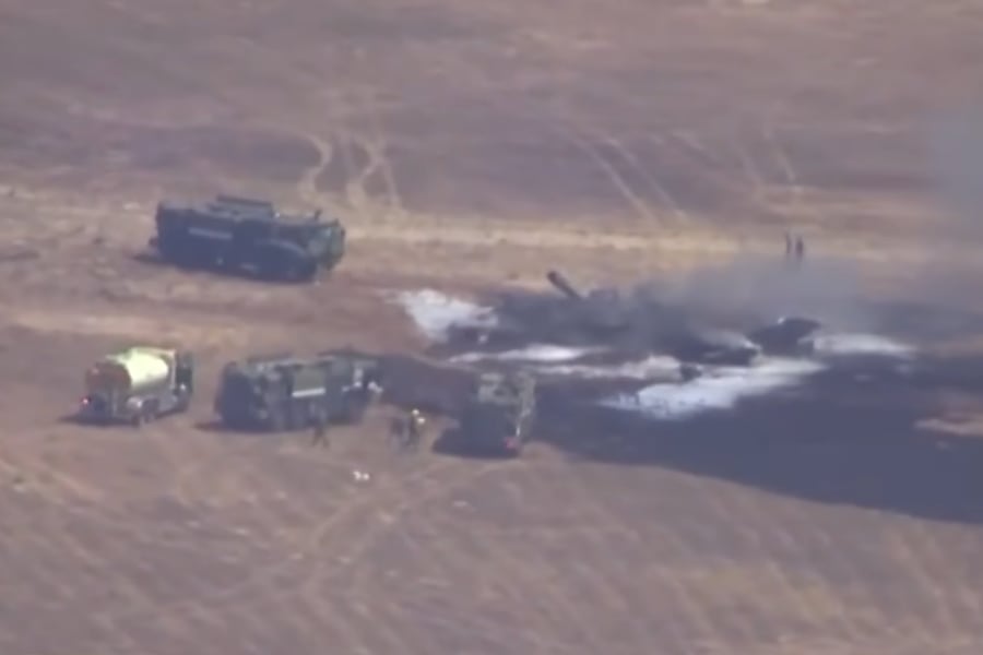 Avión militar se estrella en base de San Diego y obliga a activar emergencia