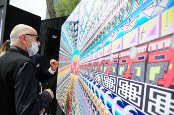 Pedro Friedeberg observa su obra