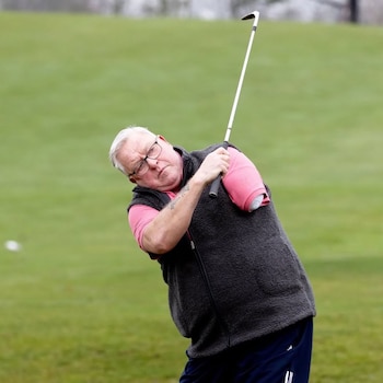 Un golfista manco hace hoyo en uno tras aprender a jugar tras su accidente: "El golf me dio ganas de vivir"