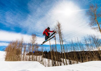 El instructor de esquí se