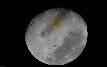 Esta imagen muestra la Luna con una región marrón, casi color óxido, en su superficie. Durante su viaje alrededor de la Luna, los astronautas de Artemis 2 describieron haber visto tonos marrones, verdes y otros colores sutiles en la superficie lunar. (NASA)