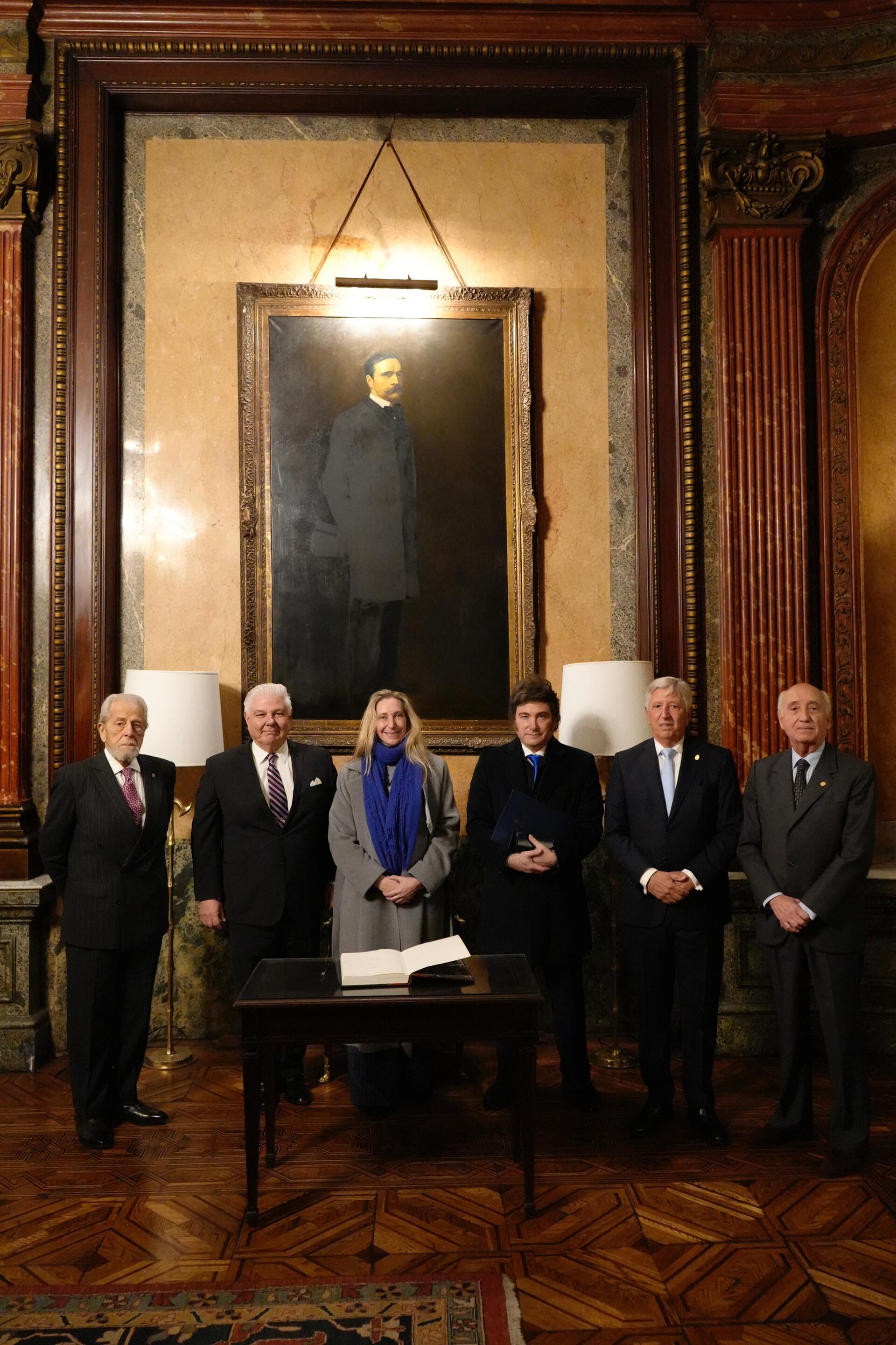 Javier Milei, junto a su hermana Karina, con las autoridades del Jockey Club