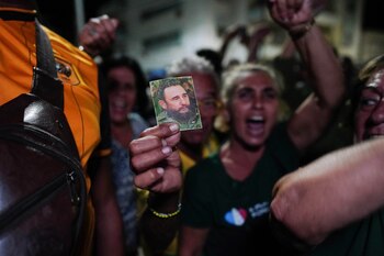 Un hombre con una foto