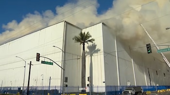 El Departamento de Bomberos de Los Ángeles prevé controlar en estos días el incendio en el almacén de Boyle Heights