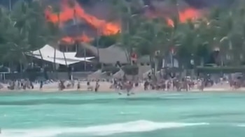 Feroz incendio en un hotel obliga a una evacuación masiva de turistas en Bayahíbe, República Dominicana