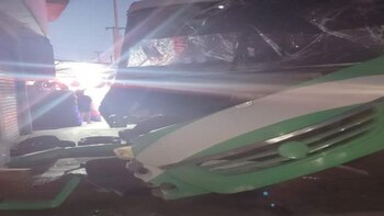 Camión de pasajeros chocó contra