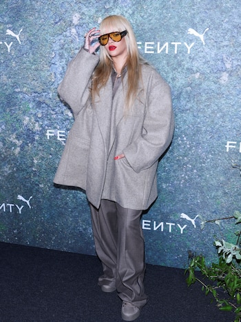 El conjunto oversize gris prioriza volumen, comodidad y una lectura moderna del streetwear (REUTERS/Belinda Jiao)