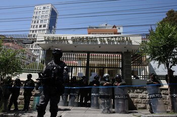 Policías resguardan la sede del