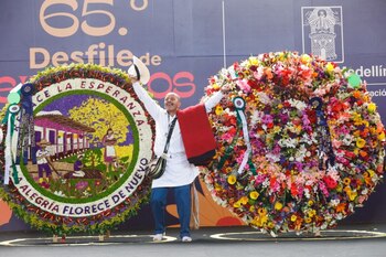 Una comitiva con silleteros y