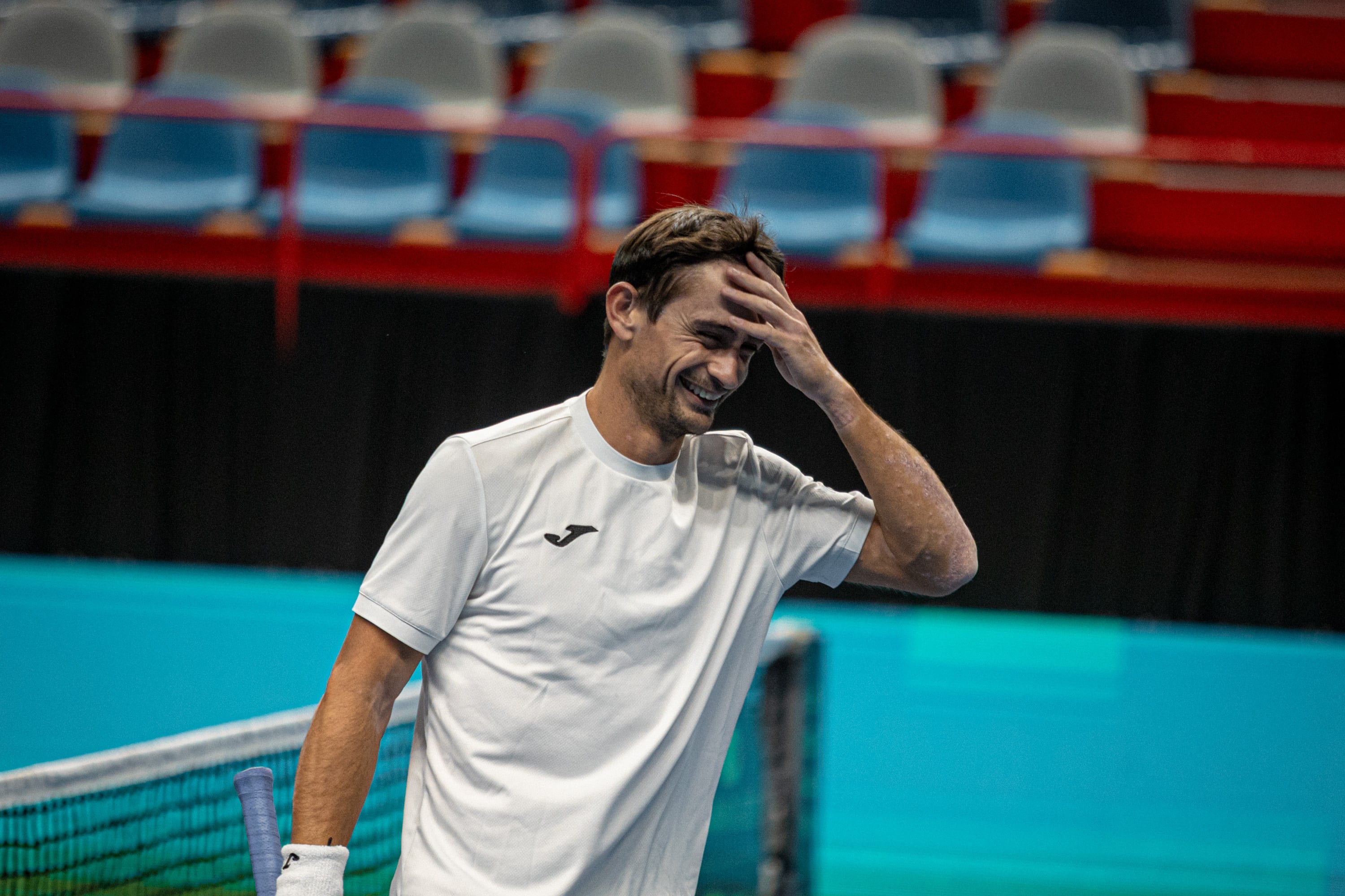 Mariano Navone, durante el entrenamiento de la Selección Argentina de Tenis de Copa Davis en el Estadio Ruca Che de Neuquén (Crédito: Prensa AAT)