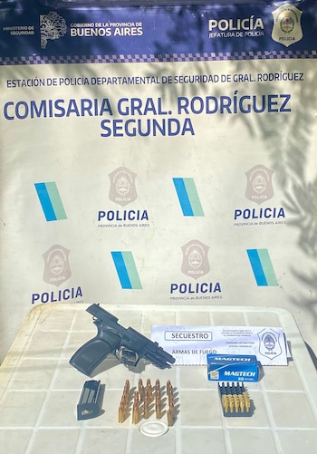 Además del arma reglamentaria de