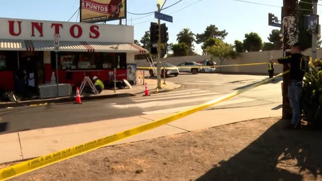 Un SUV blanco se subió a la banqueta e impactó en el área exterior del restaurante Los 5 Puntos, donde había comensales
