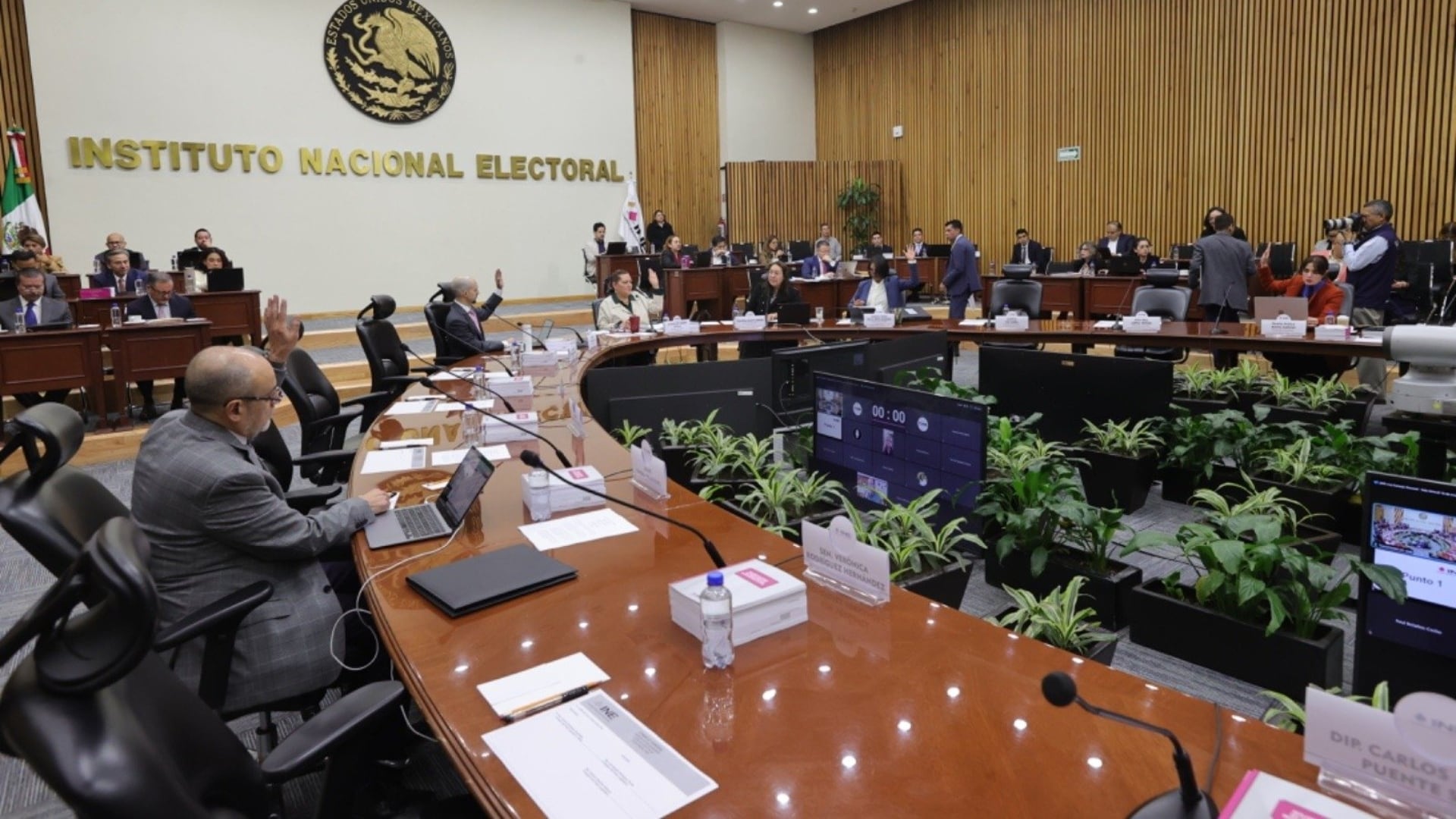 INE aplaza discusión por actos anticipados de campaña: Somos México denuncia inequidad rumbo al 2027