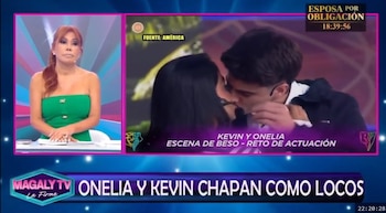 Magaly Medina con blusa verde, sentada en un set de televisión, observa en una pantalla lateral un primer plano de Onelia Molina y Kevin Díaz besándose