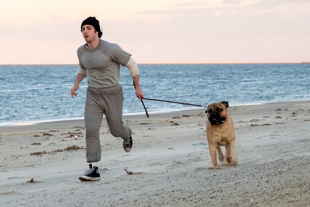 Anthony Ippolito reproduce algunas de las escenas míticas de 'Rocky', el biopic sobre el rodaje de la película de Sylvester Stallone (Amazon MGM)