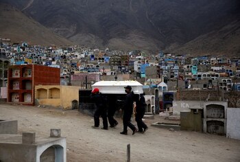 FOTO DE ARCHIVO. Trabajadores funerarios