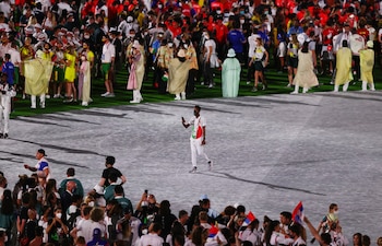 Juegos Olímpicos de Tokio 2020 - Ceremonia de clausura de los Juegos Olímpicos de Tokio 2020 - Estadio Olímpico, Tokio, Japón - 8 de agosto de 2021. Un atleta no identificado de Italia participa en la ceremonia de clausura REUTERS/Amr Abdallah Dalsh