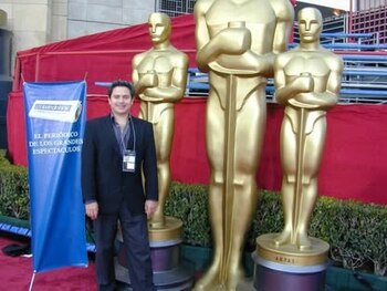 El periodista salvadoreño en la cobertura de los Óscar, previo a una de las ceremonias de premiación./(Cortesía)