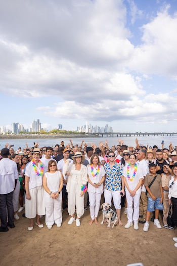 La inauguración de Playa Prieta