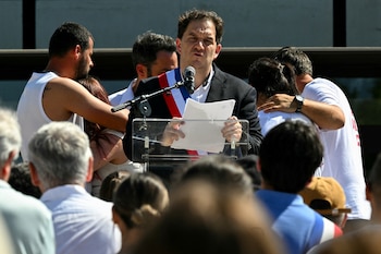 El alcalde de Fleurance, Grégory Bobbato, pronuncia un discurso durante la marcha organizada en memoria de Lyhanna, la niña de 11 años cuyo asesinato conmocionó a Francia (AFP)