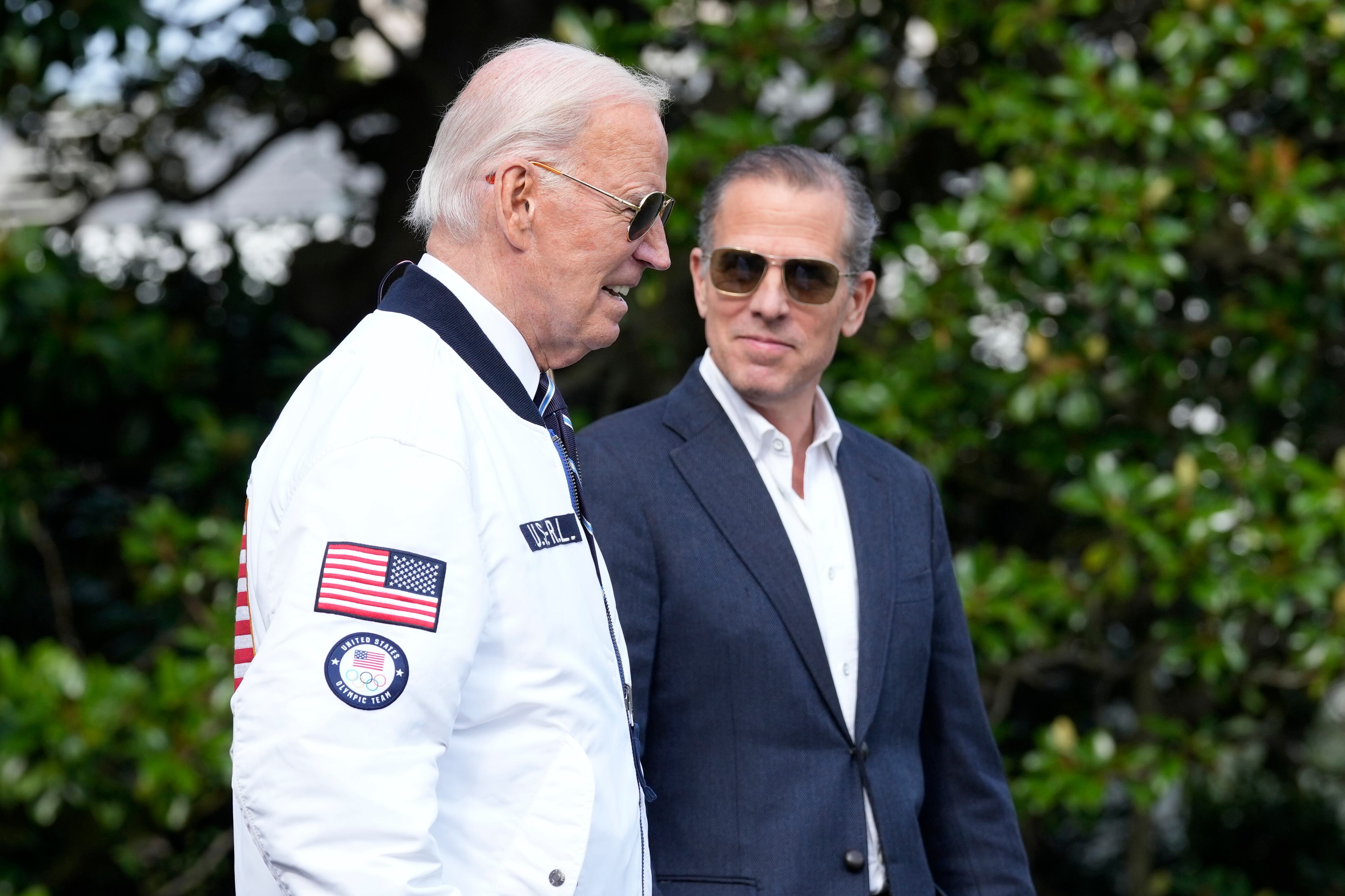 Joe Biden camina junto a su hijo Hunter Biden, rumbo al helicóptero Marine One en el jardín sur de la Casa Blanca, en Washington, el 26 de julio de 2024 (AP Foto/Susan Walsh, Archivo)