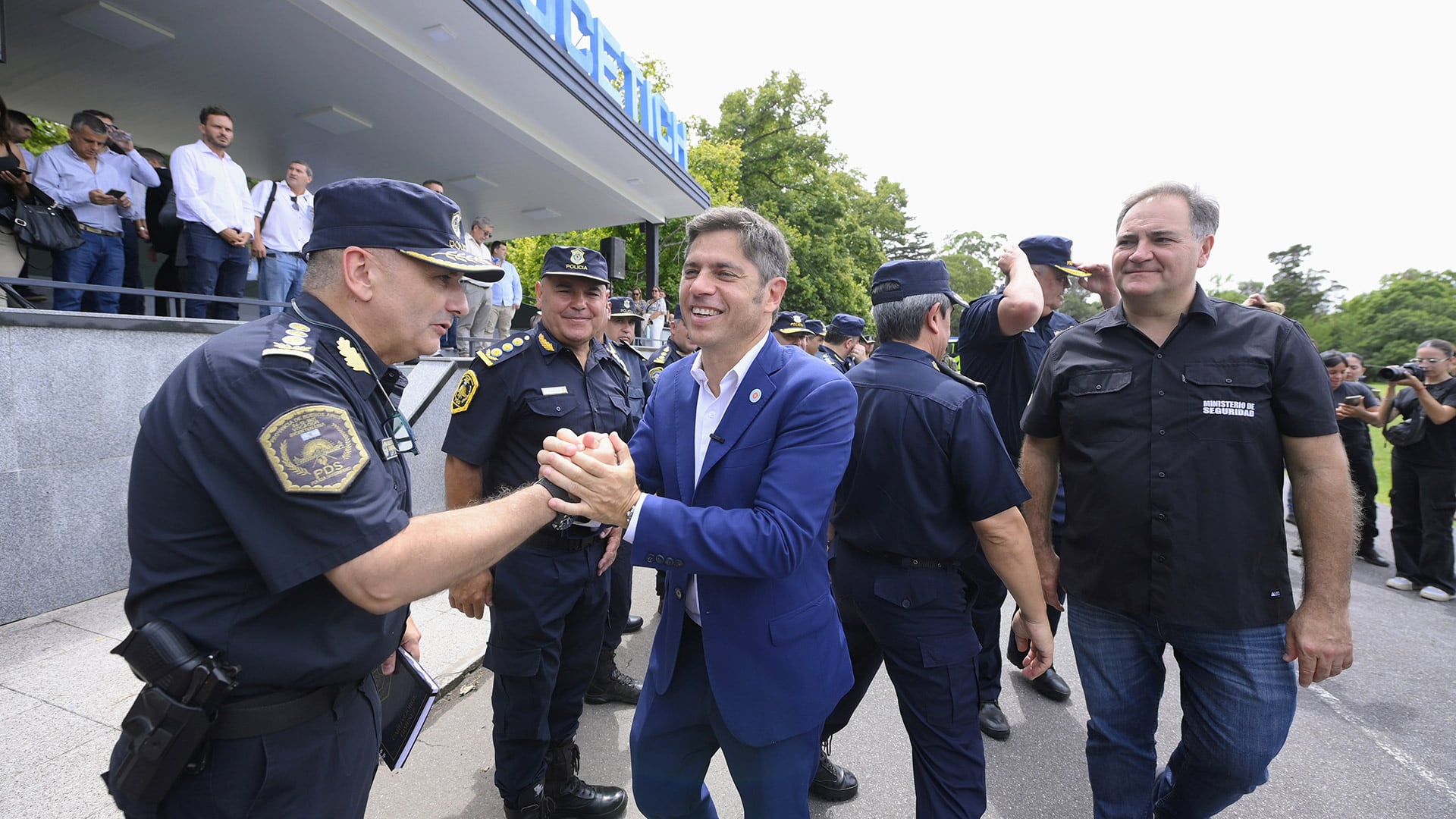 Axel Kicillof e intendentes en acto con Policía bonaerense