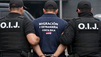 Detienen en Costa Rica a funcionario de Migración sospechoso de almacenar pornografía infantil: participaba disfrazado en actividades para niños