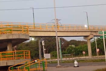 La interrupción del tránsito provocó congestiones y desvíos, mientras equipos especializados inspeccionaban materiales con mensajes atribuidos a organizaciones ilegales en el corredor vial - crédito Redes Sociales / X