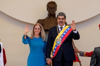 El ex dictador de Venezuela, Nicolás Maduro, y su esposa Cilia Flores saludan a los asistentes después de la ceremonia de investidura para un tercer mandato, el 10 de enero de 2025, en la Asamblea Nacional en Caracas (AP Foto/Ariana Cubillos/Archivo)