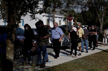 La gente espera en la