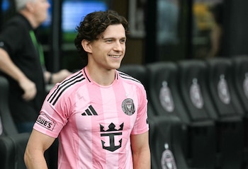 Tom Holland viendo a Inter Miami en la MLS
