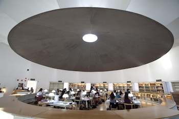 Alumnos estudiando en una biblioteca pública de la Comunidad de Madrid