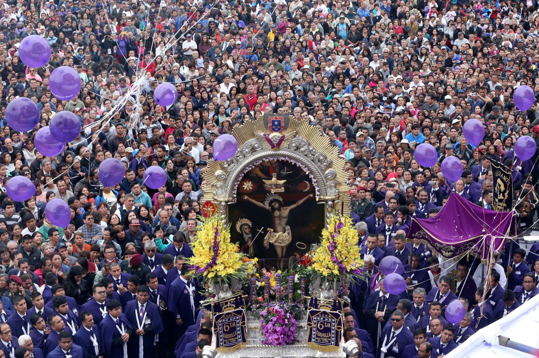 Procesión del Señor de los Milagros en Arequipa (Andina)