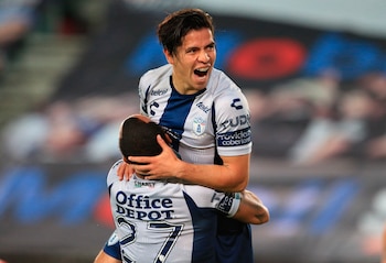 Víctor Dávila (arriba) del Pachuca