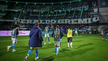 El plantel del Gremio se dirige a una de las graderías para agradecer el apoyo de la afición. - Crédito: Difusión