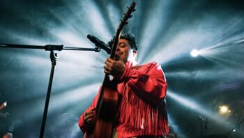 Marco Mares arriba del escenario.